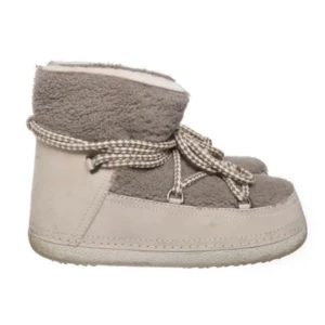 Inuikii curly boots 39 i färgen taupe - Inuikii curly boots i färgen taupe i storlek 39. Inhandlades för cirka 2 år sedan men har använts kanske 5 gånger totalt. Fint skick men vissa tecken på användning. 