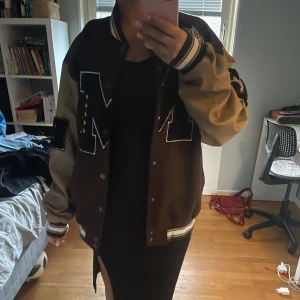 Brun och beige collagejacka - Säljer en snygg brun och beige collagejacka från bohoo. Jackan har långa ärmar och knappar framtill. Perfekt för höst och vår. Kontakta mig vid frågor💕