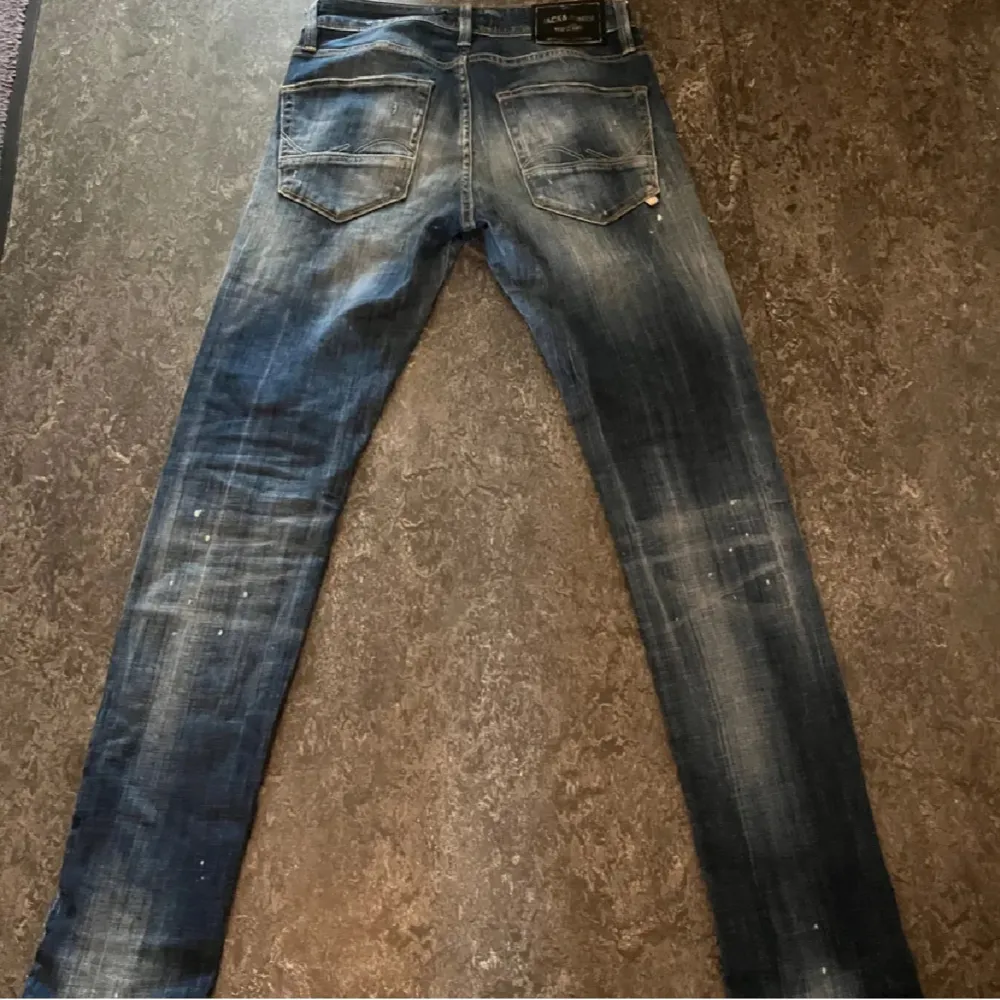 Tja, säljer dessa tvärfeta collab jeansen från Jack & Jones. Jeansen finns inte att hitta längre och är i den populära modellen Slim Glenn med väldigt bra slitningar. Jeansen är köpte på plick men endast använda en gång då de ej passade mig. De är i storleken 28/32. Priset kan diskuteras 🙌. Jeans & Byxor.