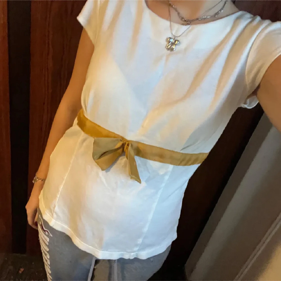 T-shirt med guldrosett⭐️😍