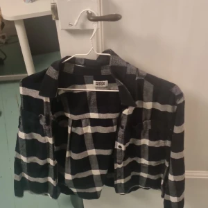 Flannelskjorta - Säljer denna blå/grå flannelskjorta från weekday som aldrig använts!kontakta vid intresse ❤️