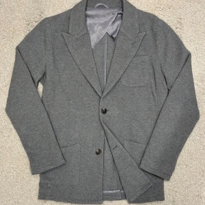 Grå Stickad Kavaj från John Henric - Märke: John Henric Storlek: XS Färg: Grå Skick: Mycket bra Modell: Stickad kavaj med två knappar 