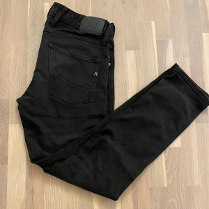 Replay jeans - Säljer dessa Replay jeans då de blivit för små, modellen är anbass. Storlek 31 och inga skador på jeansen.