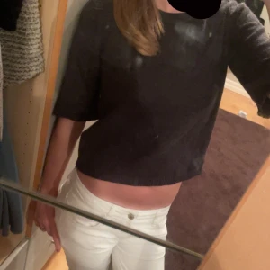 Trekvartsärmad stickad tröja - Trekvartsärmad stickad tröja från only😊  Avklippta ärmar men fortfarande väldigt snygg! Tyvärr finns det ett superlitet hål vid magen ungefär men det är inget andra tänker på, annars bra skick!  Köpare står för frakt!💗