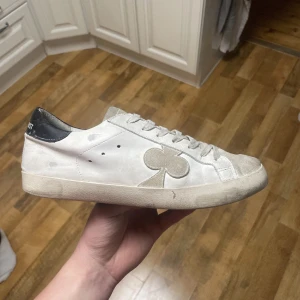 The Gallerist skor - Tja! Säljer mina The Gallerist skor i storlek 42, är fint skick inga skador på dem, skriv om ni har några frågor eller funderingar