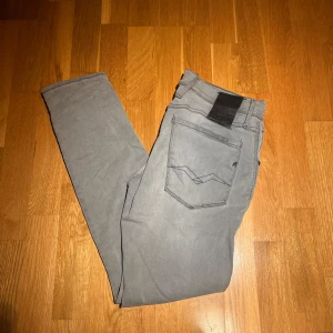 Grå jeans från Replay - Säljer ett par snygga grå jeans från Replay i modellen Anbass. De är i bra skick och har en slim passform som sitter perfekt. De är perfekta för både vardag och fest!
