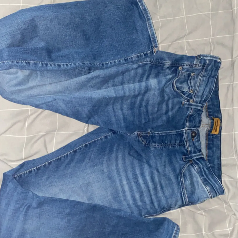 Säljer ett par klassiska blå jeansbyxor i bra skick. De har en snygg tvätt och normal passform, perfekt för vardagsbruk. Passar till alla säsonger och kan stylas med det mesta i garderoben.. Jeans & Byxor.