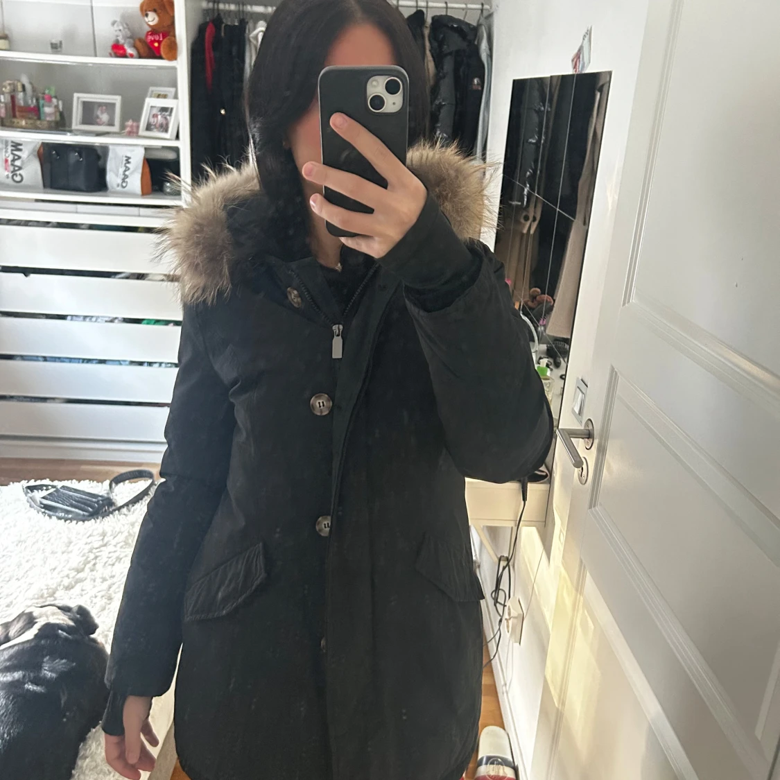 Svart parkajacka med pälsdetaljer