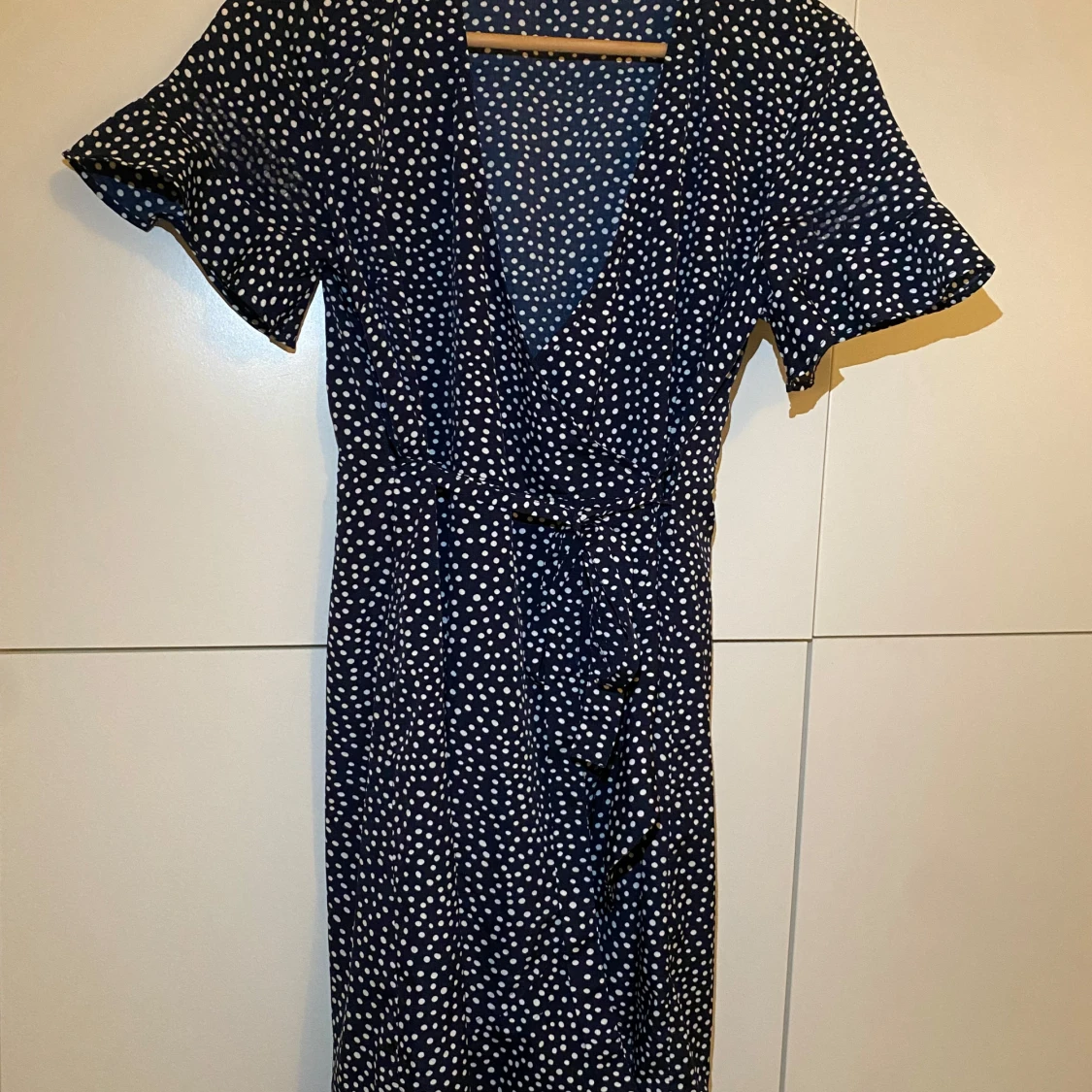 MARINBLÅ PRICKIG KLÄNNING 