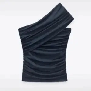 Snedskuren topp - Jättesnygg blå one shoulder, snedskuren topp från Zara. Super fint skick.💕 Priset kan diskuteras vid snabb affär. Lånade bilder!!💕