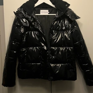 Svart pufferjacka från Calvin Klein Jeans - Säljer en snygg svart pufferjacka från Calvin Klein Jeans. Jackan är i mycket bra skick och är glansig, ändå problemet är att det är ett igen sytt hål(bild 4) men inget som man märker av, knappt använd pågrund av att den är för kort för mig o armarna, också därför jag säljer den💕skriv för frågor, är öppen för byten💕