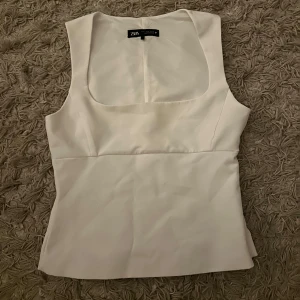 Zara topp - Säljer denna fina topp från Zara. Använd 1 gång. Storlek S. ✨