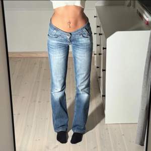 Så snygga Lee’s jeans köpte på Vinted som tyvärr inte passade mig, därför lånade bilder💙Så fina fickor och ljus wash! Midja: 36 cm och Hon på bilden är 165 cm lång🦋