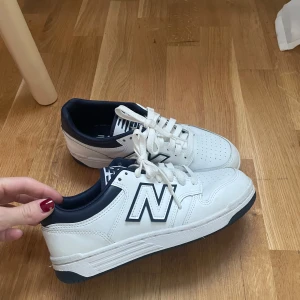 New balance 480 - Säljer mina vit/marinblåa new balance sneakers. Använda fåtal gånger, i princip som nya: Säljer då dom är lite för små för mig. 