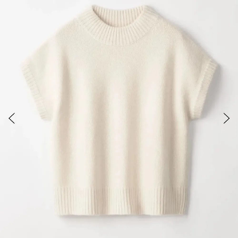 Säljer en supermysig roundneck top i kashmir från Soft Goat! I storlek L men passar mig som brukar ha S❤️Så himla skön och superfin, perfekt till hösten och passar allt💕 . Tröjor & Koftor.