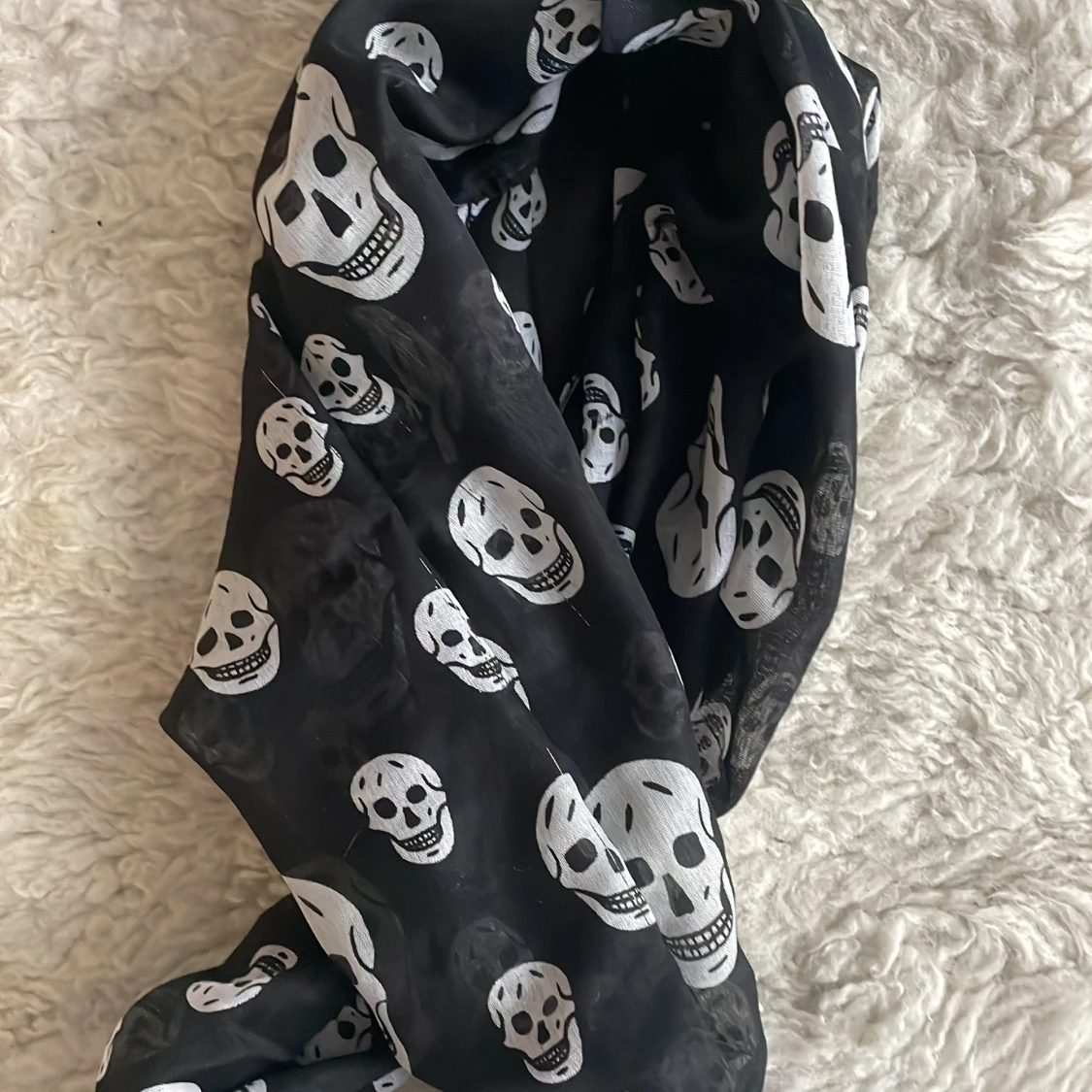 Svart halsduk med dödskallemönster - 91