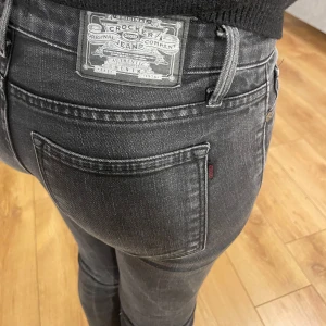crocker jeans bootcut - Hej, jag säljer mina jättefina crocket jeans som är bootcur och lågmidjade. Måtten är 26/34 och modell  på bilden är 159 så skulle säga att de är mindre i storleken. Jag säljer för de var för små på mig. Hör av er om ni har funderingar💕