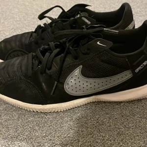 Fotbollsskor - Inomhus skor används till olika sport,främst fotboll 