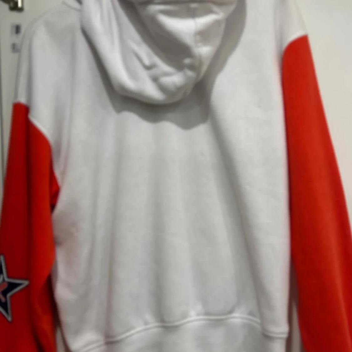 Vit och orange hoodie med tryck - 91