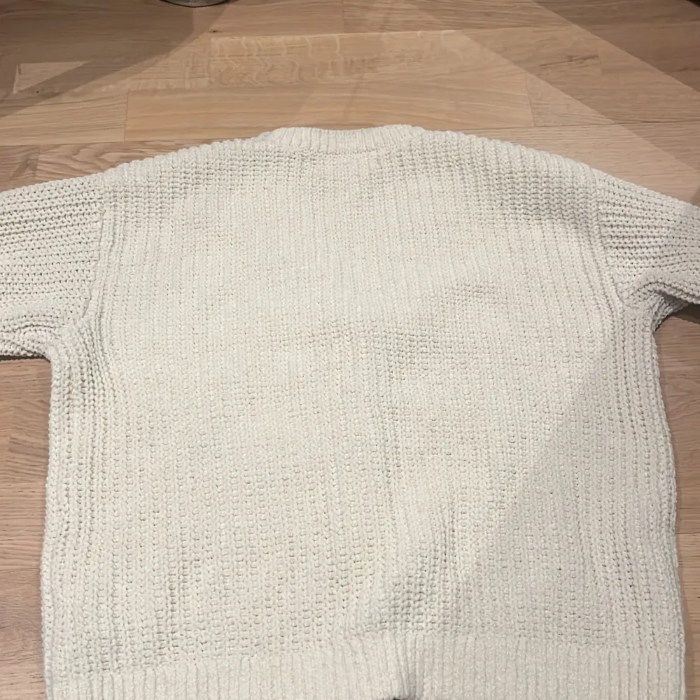 Säljer en superfin vit stickad kofta från H&M i storlek 134/140. Den har en v-ringad design med stora knappar framtill. Perfekt för höst och vår, och den är i mycket bra skick. Passar både till vardags och lite finare tillfällen. 🧶✨. Tröjor & Koftor.