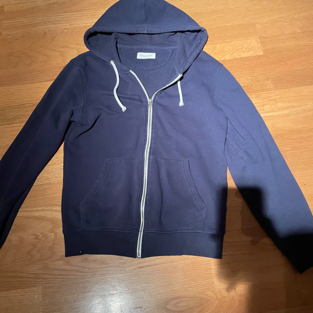 Mörkblå ziphoodie från pier one storlek xs. Hoodies.