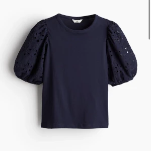 Blå topp - Jättefin blå top med puff armar. Den är ny och har inga tecken på användning. Den är från Hm och är i storlek Xs🥰