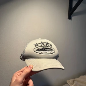 Corteiz Keps - Säljer min corteiz keps då jag inte längre använder den. Inga konstigheter 10/10 skick. DM för mer info ℹ️ 