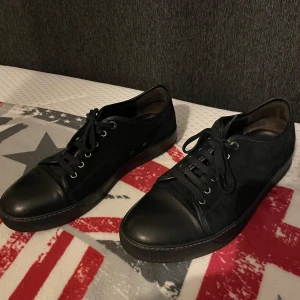 Lanvin skor - Tja, säljer ett par feta lanvins i storlek uk10 44/45. Säljer för har för mycket skor hemma just nu, dem passar till allt. Hör av dig om det finns frågor eller funderingar eller vill ha fler bilder. 🔥 priset är förhandlingsbart 👑