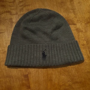 Polo mössa - Väldigt bra skick polo mössa använd ett fåtal gånger. Köpt på Zalando för 700kr  