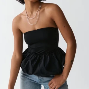 Gina Tricot peplumtop - Svart tubtopp från Gina Tricot, i nyskick. 