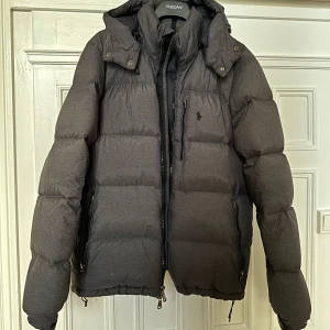 Ralph Lauren Jacka (nypris 5000kr) - Säljer min använda, sjukt snygga Ralph Lauren Puffer, då jag är sugen på något annat. Ger ett bra helhetsintryck och håller fortfarande värmen bra. Tyvärr är etiketten i nacken bortnött, men jackan är true to size i storlek M. Jag är kring 180cm och jackan sitter perfekt på mig. Priset är inte ristat i sten, går bra att förhandla vid snabb affär! Nypris hos CareOfCarl, 5000kr - mitt pris 2400kr :)