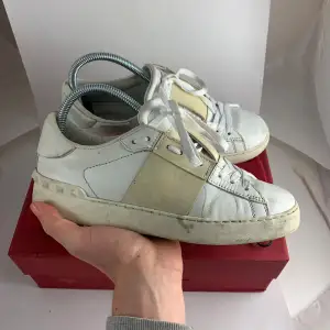 Säljer ett par vita sneakers från Valentino i bra skick. De har en cool design med nitar på sidorna och vita snören. Perfekta för en stilren look! Skorna är bekväma och passar till både vardag och fest.