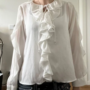 Vit zara blus - Så fin blus med volanger och pärldetaljer! Superbra skick!❤️
