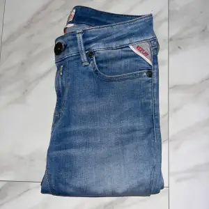 Hej, säljer nu dessa feta replay jeans frö endast 400. Nypris ligger på ca 1800. Skick är 9/10 och knappast använda. Kan gå ner vid snabb affär!!!!