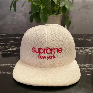 Supreme New York herr keps  - Supreme New York herr keps köpte från stock x för 1500kr har kvitto
