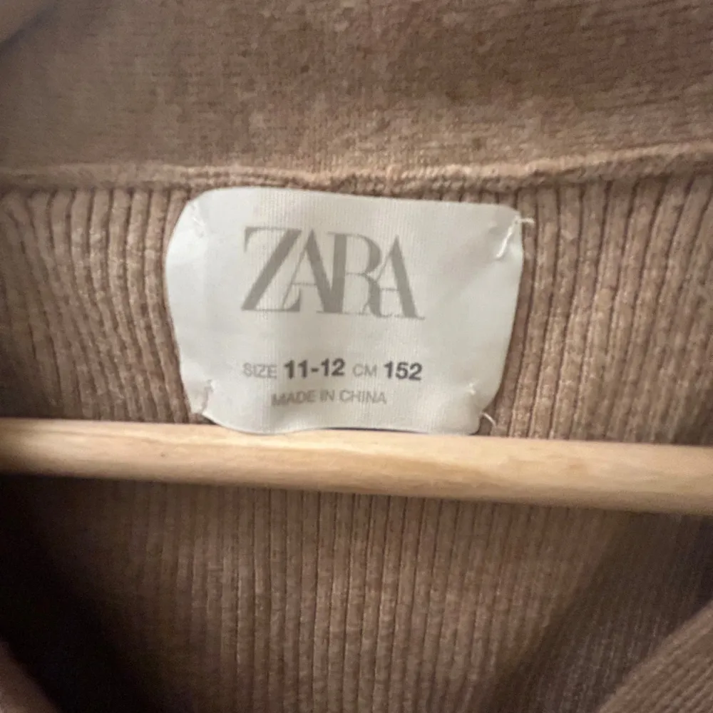 Säljer en superfin beige kofta från Zara i storlek 11-12 år. Den är ribbad och har tre stora knappar framtill. Perfekt för höst och vår, och den är i mycket bra skick. Passar både till vardags och lite finare tillfällen!. Tröjor & Koftor.