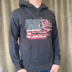 Ralph lauren - hoodie  - Tja! Säljer denna snygga raffe hoodie.  Den är i väldigt fint skick!! Den är i storlek S men sitter mer som en M, modellen är 184cm lång och bär vanligtvis M! Vid minsta fråga eller fundering hör av er 🤝