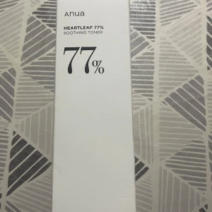 Anua Heartleaf 77% Soothing Toner - Säljer en Anua Heartleaf 77% Soothing Toner. Denna toner är perfekt för att lugna och återfukta huden. Innehåller 77% heartleaf-extrakt som är känt för sina lugnande egenskaper. Perfekt för daglig användning för en fräsch och balanserad hud.