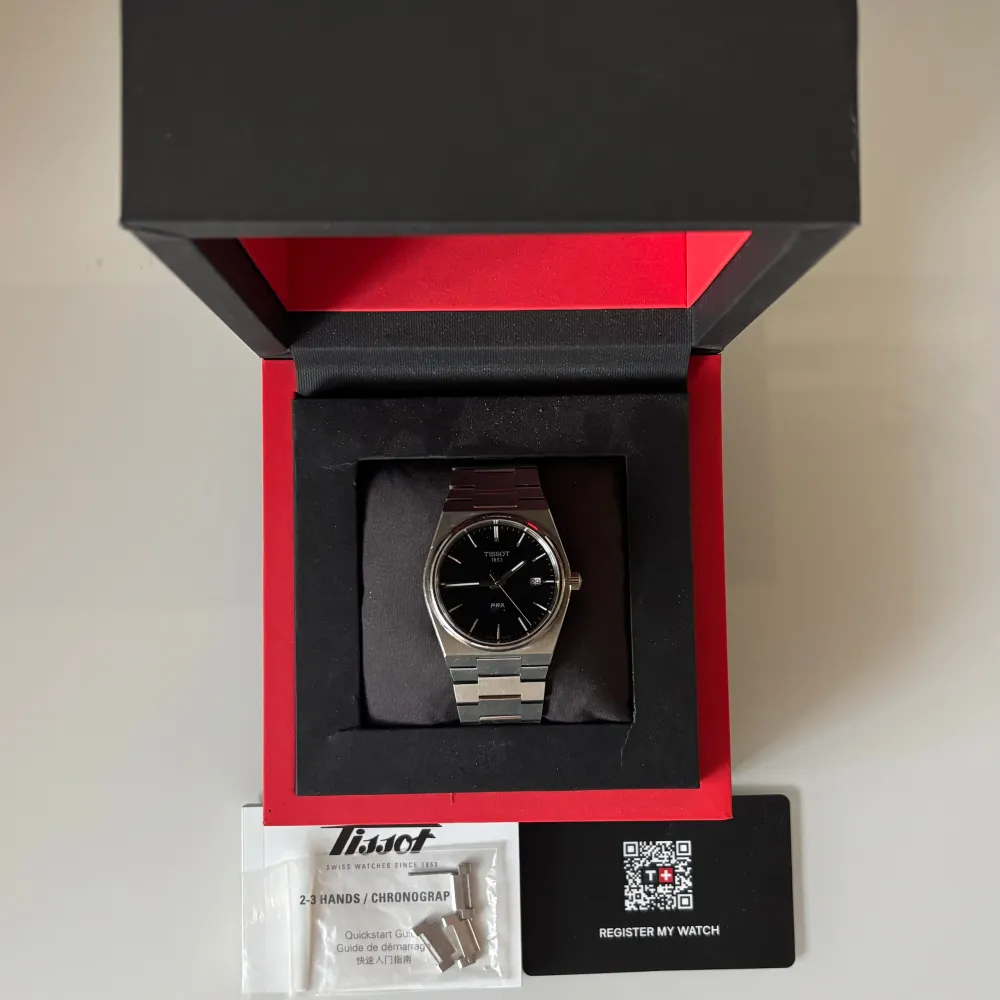 • Modell: Tissot PRX • Storlek: 40mm • Referens: T137.410.11.051.00 • År: 2023 • Skick: Bra • Medföljer: Fullset. Accessoarer.