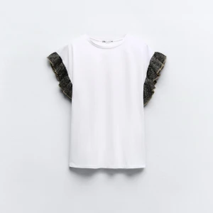 T shirt med klitter på ärmarna  - En mega snygg t shirt med små glitter detaljer längst ut på ärmarna!! Storlek L men sitter som M💘