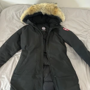 Canada goose dam  - Jätte fin canada goose jacka använd några gånger säljer pågrund av storleken passar ej längre. Men annars jackan e helt nytt knappt använd inga skador eller liknande.  Vid intresse skicka dm