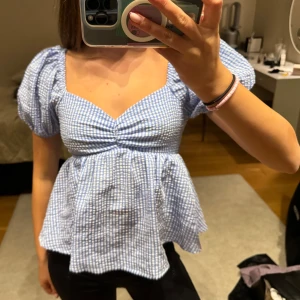 Ljusblå gullig blus  - Fin ljusblå rutig blus 