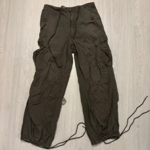 Gröna cargobyxor från Mix - Säljer ett par gröna cargobyxor från Mix i storlek S. Byxorna har flera praktiska fickor och justerbara snören vid bensluten. Perfekta för en avslappnad och bekväm stil. Passar bra till höst- och vårsäsongen.