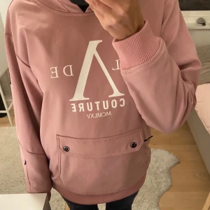 SLADE skidjacka - Jättesnygg skidjacka från Slade. Säljer då jag har fått en ny. Använt en del men den är fortfarande i väldigt fint skick💕