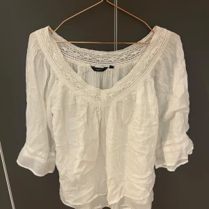 Blus  - Vit super härlig sommar blus från Lindex! 