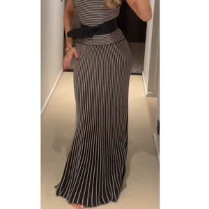 Klänning - Säljer en så fin klänning från Lindex. Den är i storlek L men passar även mig som bär vanligtvis xs/s. Prislapp kvar och aldrig använd. Säljer pågrund av att jag har 2 likadana! 