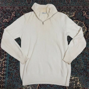 Half Zip - Half zip från Zara, i bra skick men har fläckar på nacken 🤍 Storlek M men passar S också 💕