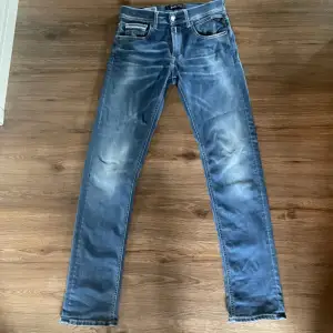 Säljer mina Replay hypeflex jeans då de ej passat längre de är i bra skick ett  hål som inte syns när man har på sig dom. Nypris 1500 mitt pris 400