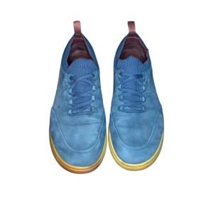 SOHO WALKS från LORO PIANA - Säljer ett exklusivt par Loro Piana-skor i en sällsynt navy blå färg med fina, unika detaljer. Perfekt kombination av lyx och stil. Storlek 45, i mycket gott skick!