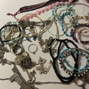 Blandade smycken i olika stilar - Säljer ett stort urval av smycken, OBS allt är inte rostfritt och mycket är hemma gjort (man får allt på bilden)